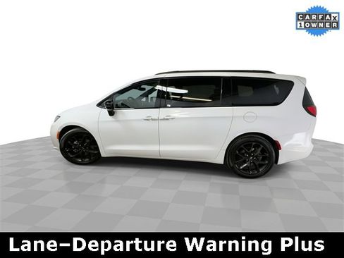 Used 2025 Chrysler Pacifica Limited image 5