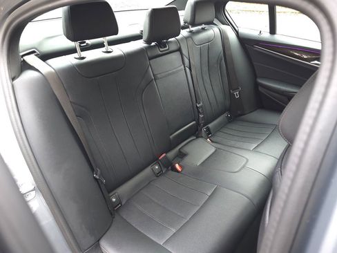 Used 2023 BMW 530e xDrive w/ Premium Package image 17