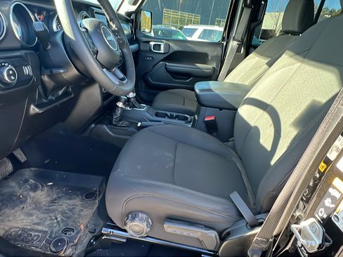 Used 2023 Jeep Gladiator Sport image 15