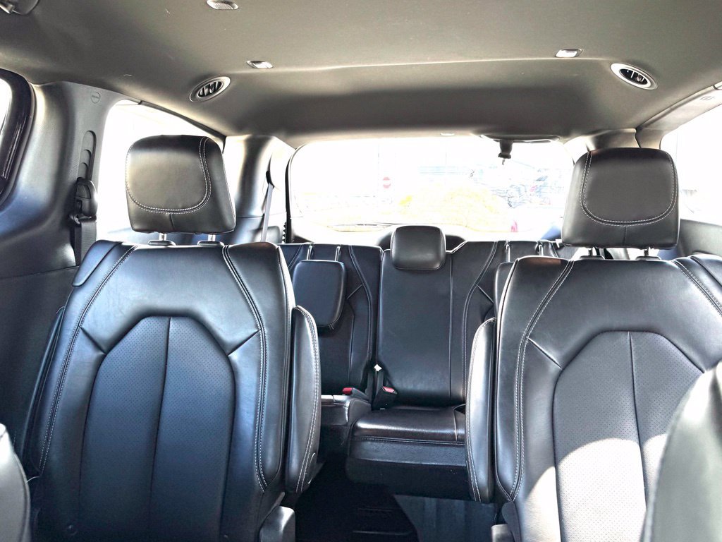 Used 2025 Chrysler Pacifica Select FWD image 18