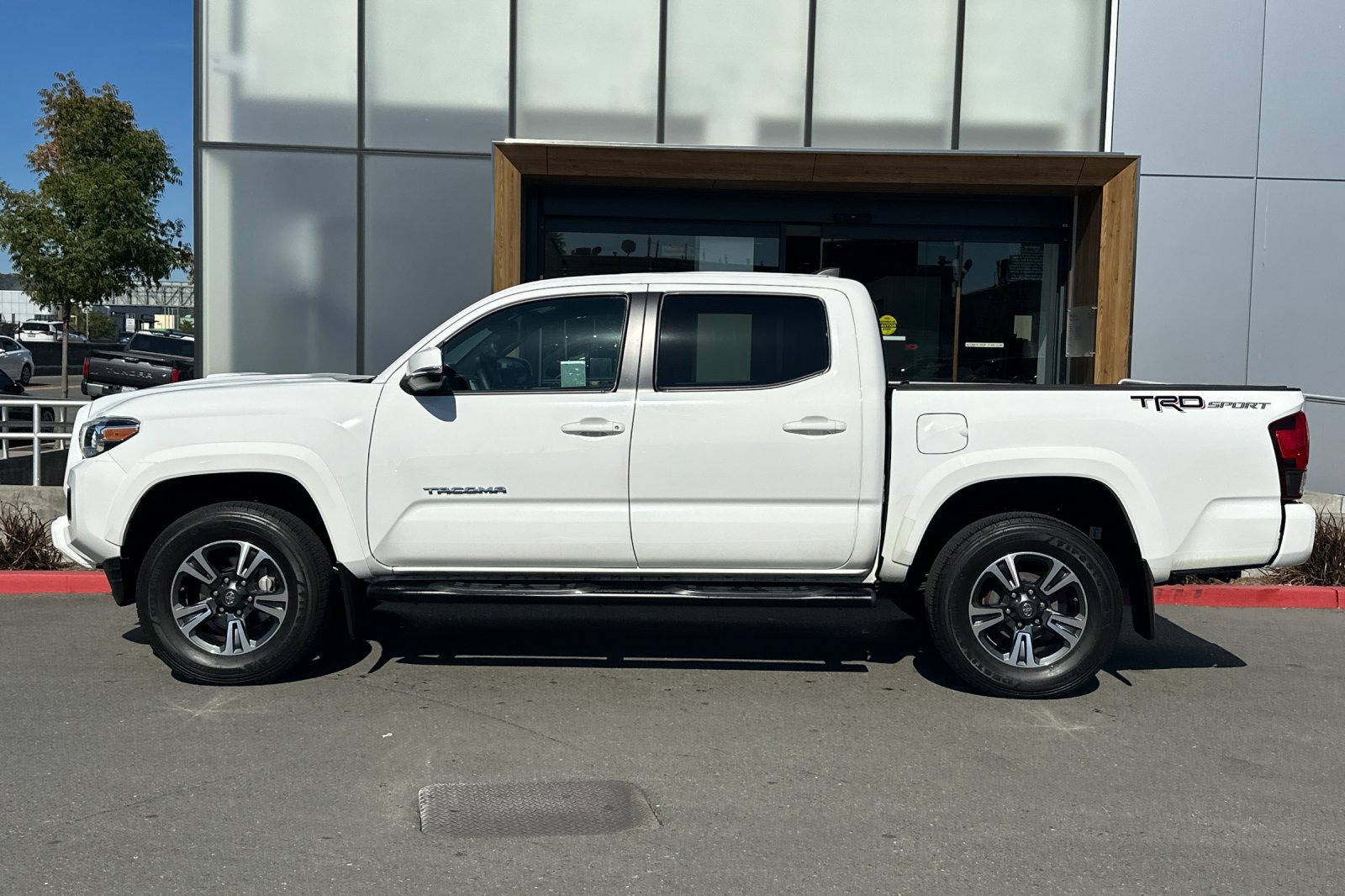 Used 2018 Toyota Tacoma TRD Sport w/ Technology Package RWD image 5