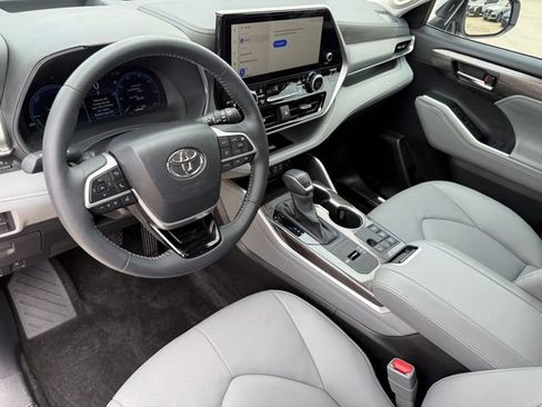 Used 2025 Toyota Highlander Platinum AWD/4WD image 9