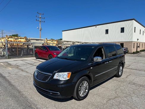 Used 2014 Chrysler Town & Country Touring-L FWD image 1