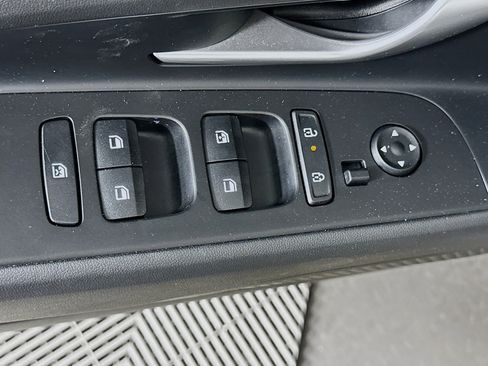 Used 2025 Hyundai Elantra SEL image 15