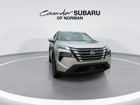 Used 2024 Nissan Rogue SV AWD/4WD image 3