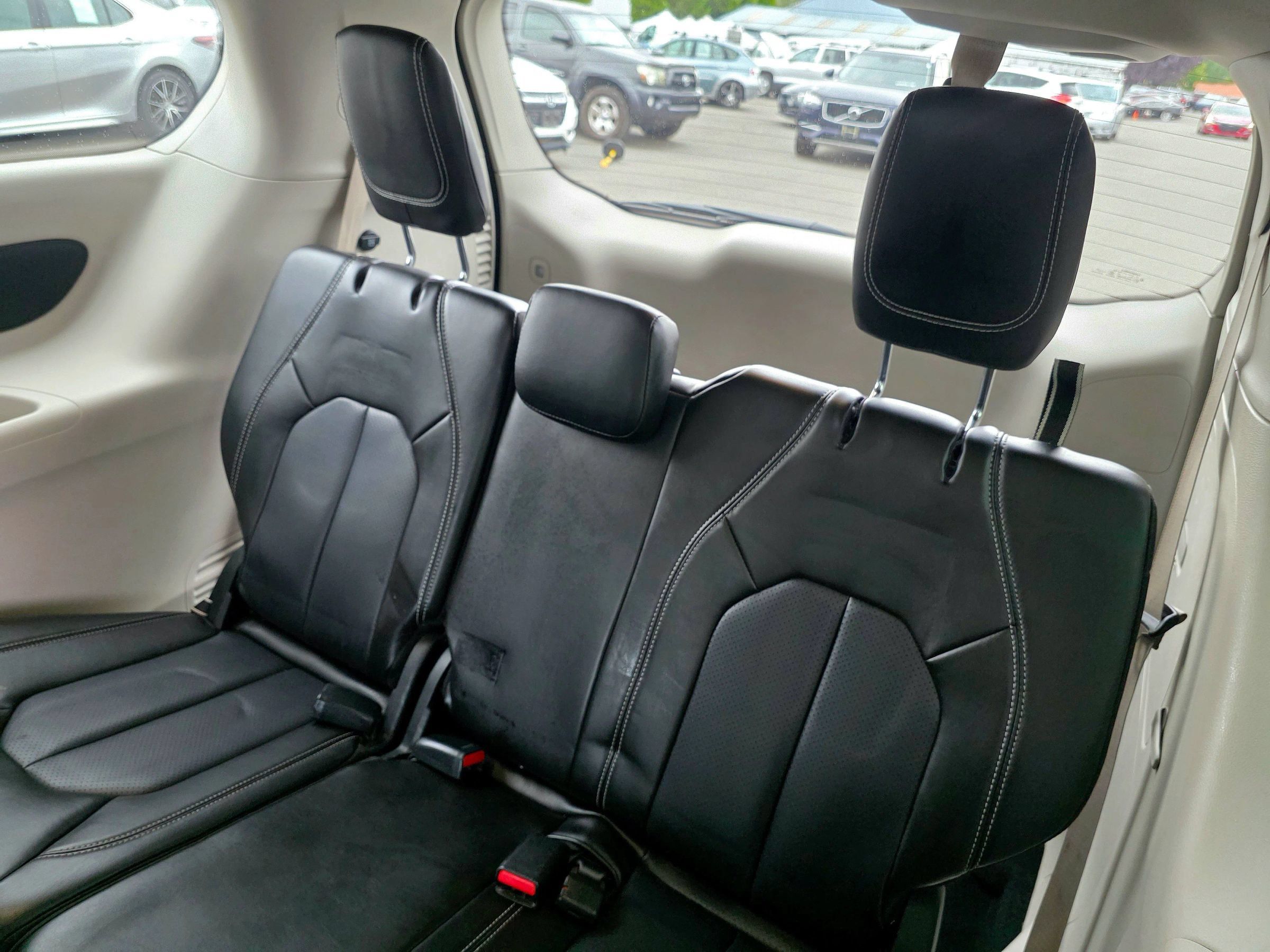 Used 2023 Chrysler Pacifica Touring-L FWD image 46