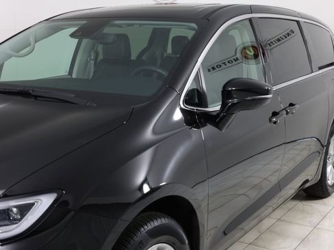 Used 2024 Chrysler Pacifica Touring-L AWD/4WD image 51