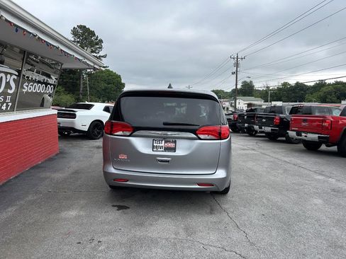 Used 2021 Chrysler Voyager LX FWD image 4