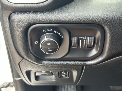 Used 2025 RAM 1500 Laramie AWD/4WD image 32