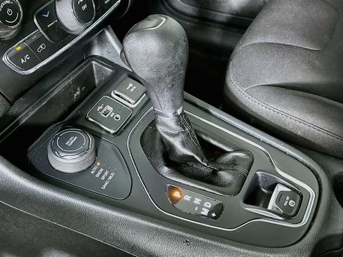 Used 2019 Jeep Cherokee Latitude w/ Cold Weather Group AWD/4WD image 23