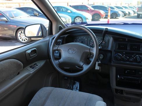 Used 1998 Toyota Sienna LE FWD image 34