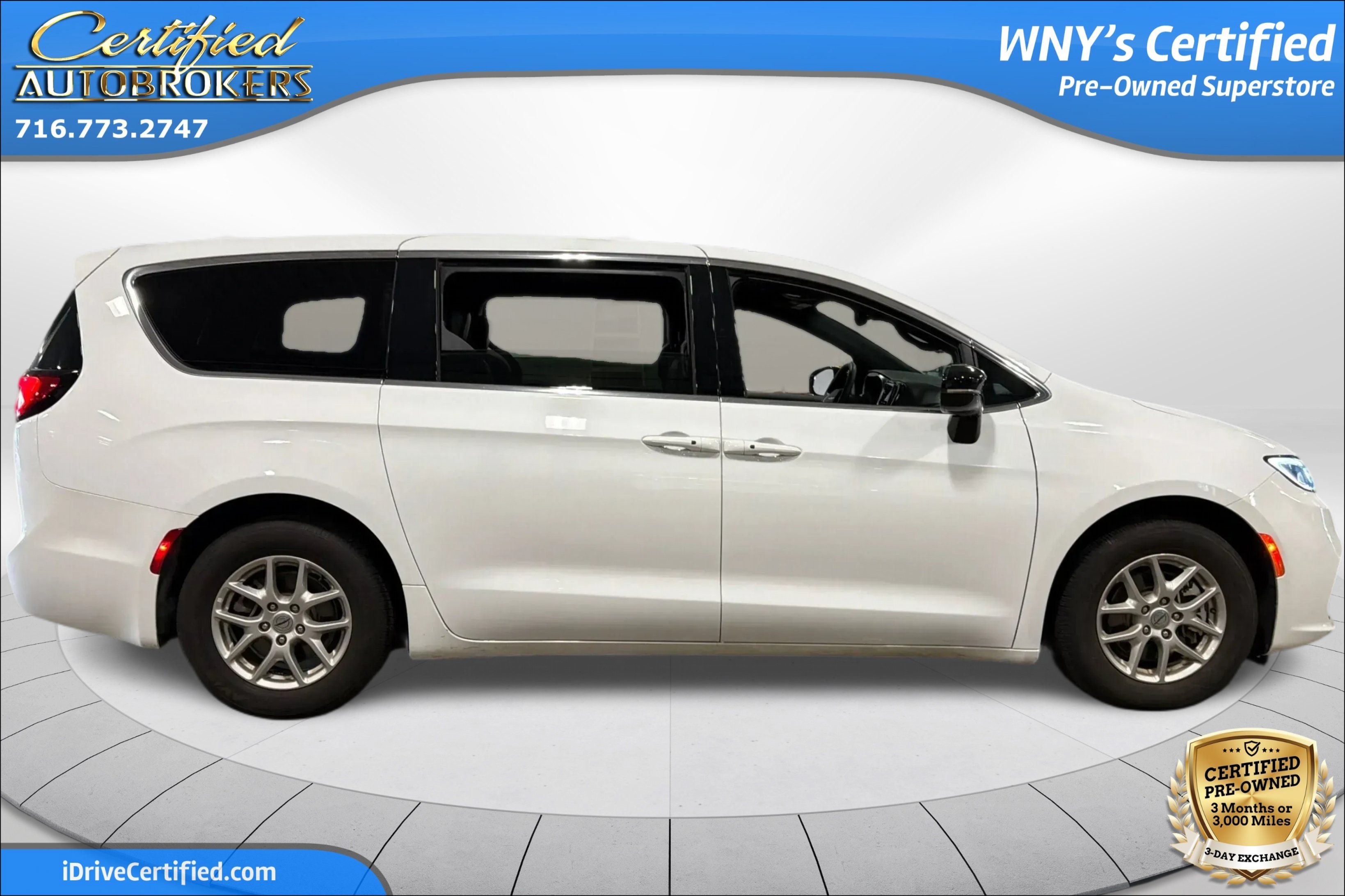 Used 2025 Chrysler Pacifica Select FWD image 4