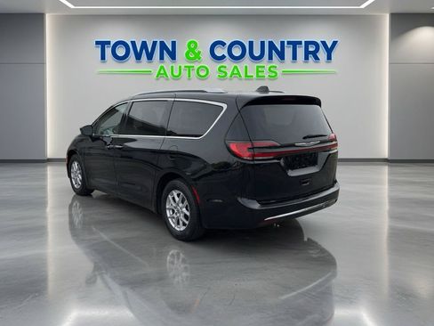 Used 2021 Chrysler Pacifica Touring-L FWD image 3