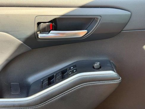 Used 2022 Toyota Highlander XLE AWD/4WD image 29