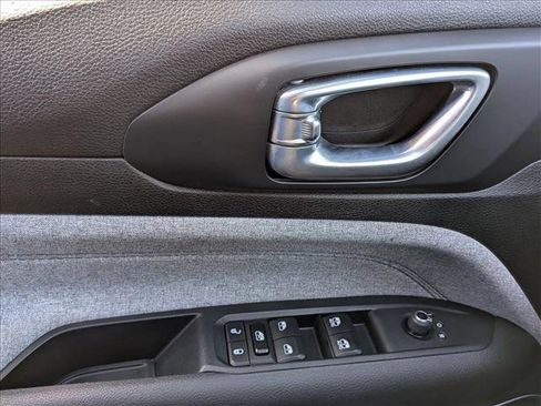 Used 2024 Jeep Compass Latitude image 15