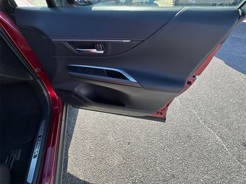 Used 2022 Toyota Venza XLE image 14