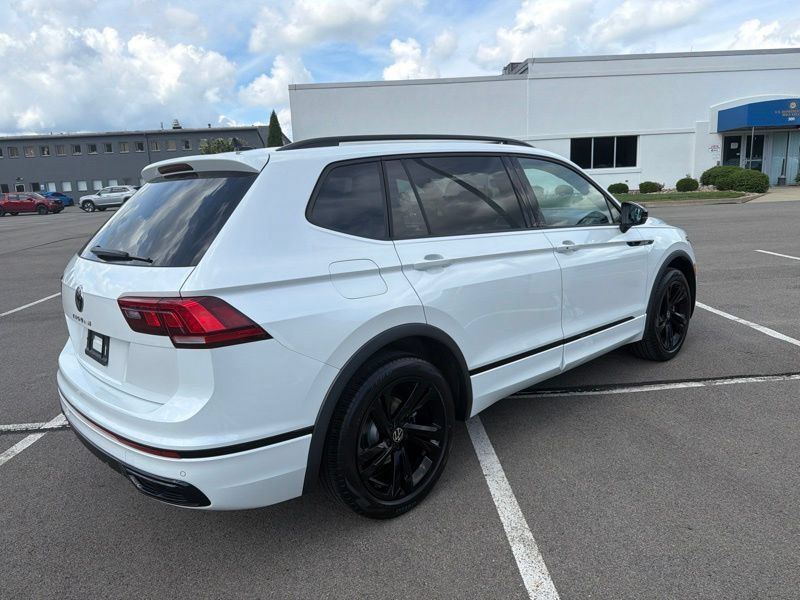 Used 2023 Volkswagen Tiguan SE R-Line FWD image 3