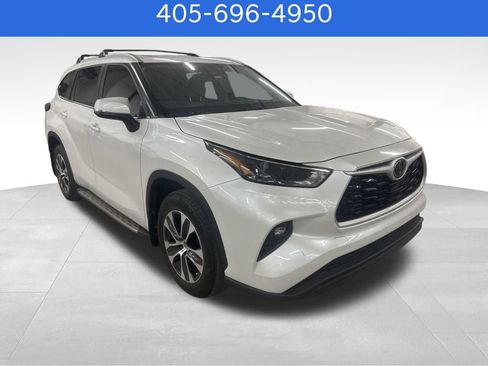 Used 2023 Toyota Highlander XLE image 2