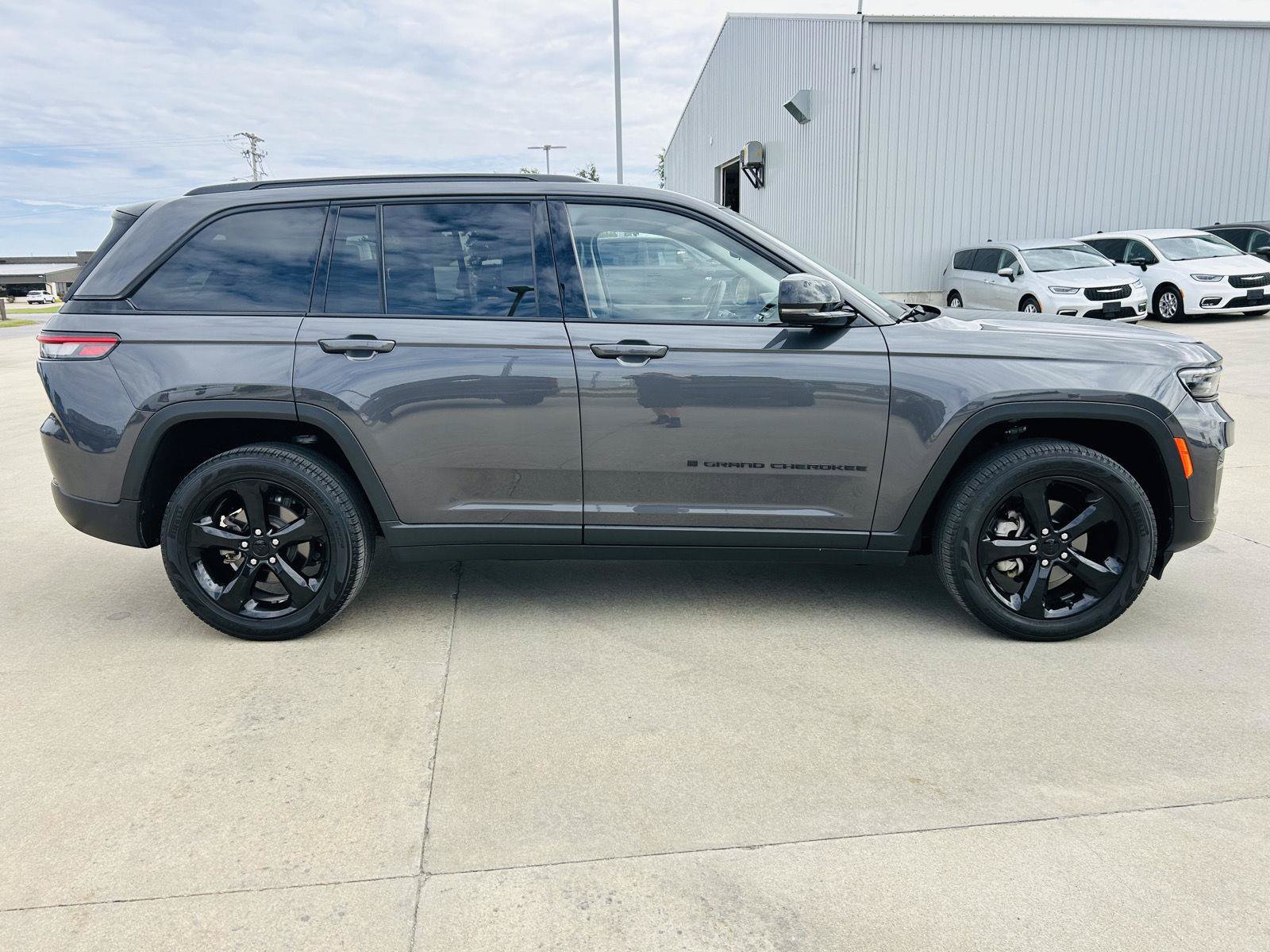 Used 2023 Jeep Grand Cherokee Limited w/ Black Appearance Package AWD/4WD image 42