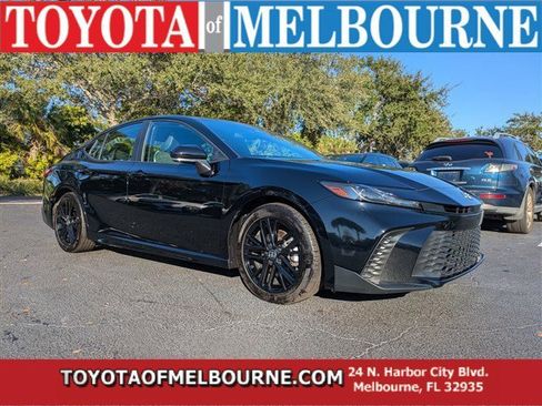 Used 2025 Toyota Camry SE image 1