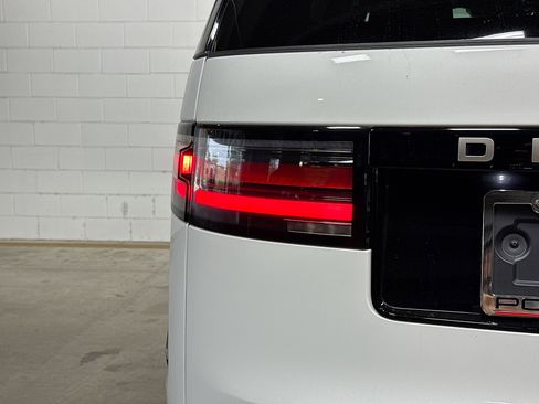 Used 2024 Land Rover Discovery Metropolitan Edition image 11