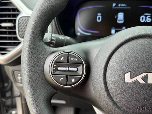 Used 2025 Kia Soul LX w/ LX Technology Package FWD image 16