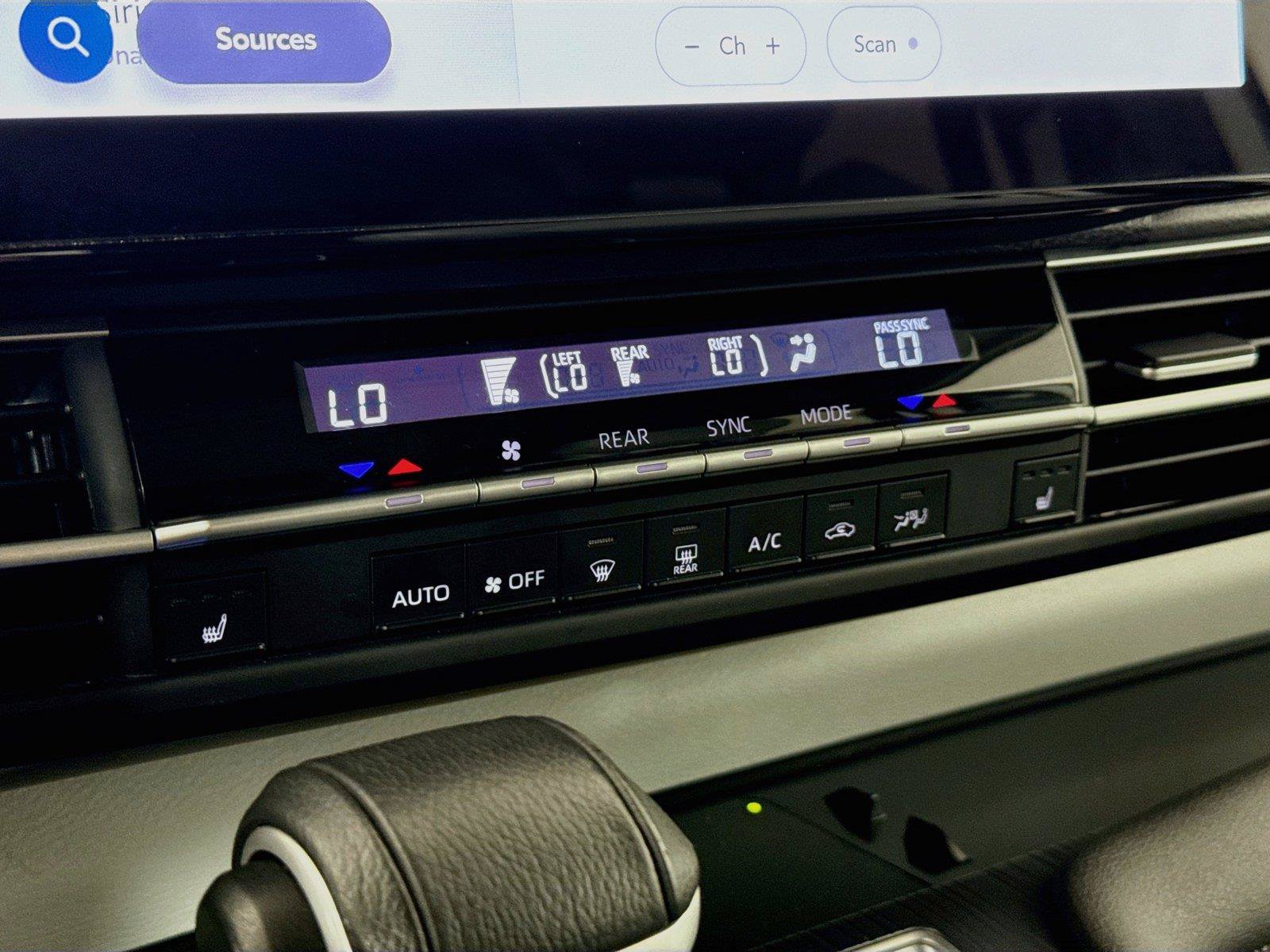 Certified 2025 Toyota Sienna XLE FWD image 27