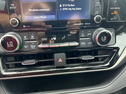 Used 2021 Toyota Highlander XLE AWD/4WD image 18