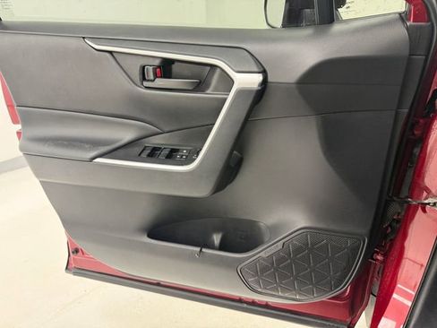 Used 2021 Toyota RAV4 LE FWD image 14