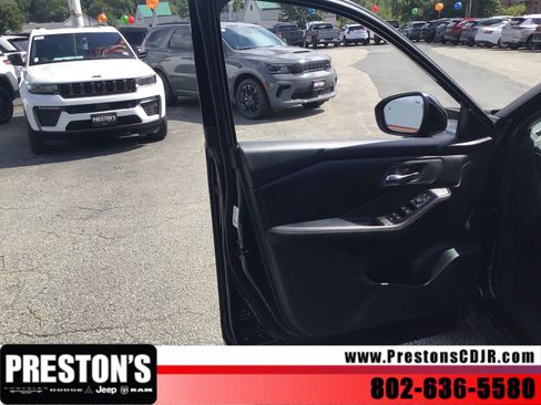 Used 2025 Nissan Rogue SV AWD/4WD image 9