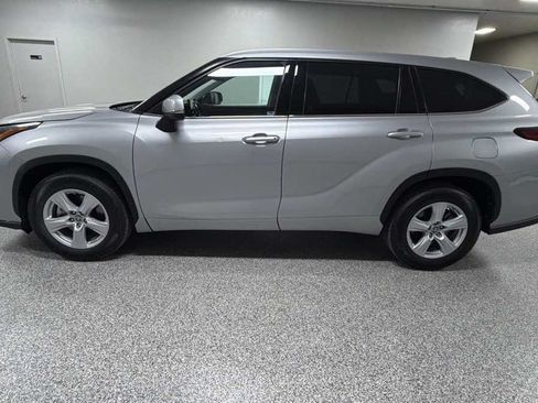 Used 2021 Toyota Highlander LE FWD image 6