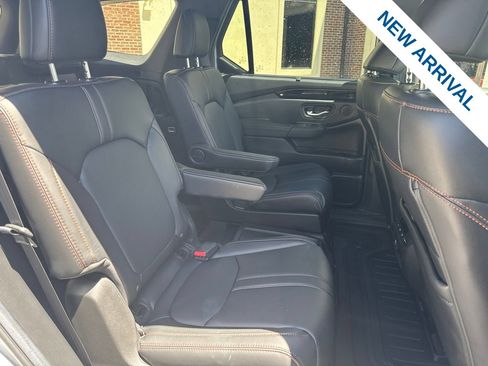 Used 2025 Honda Pilot TrailSport image 11