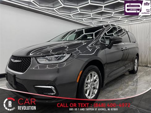 Used 2023 Chrysler Pacifica Touring-L FWD image 3