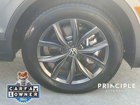 Used 2023 Volkswagen Tiguan SE w/ Panoramic Sunroof Package FWD image 4