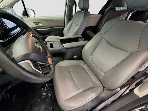 Used 2024 Toyota Sienna XLE w/ XLE Plus Package FWD image 11