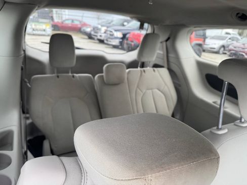 Used 2017 Chrysler Pacifica LX FWD image 14