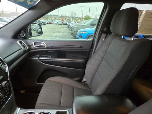 Used 2020 Jeep Grand Cherokee Laredo AWD/4WD image 25