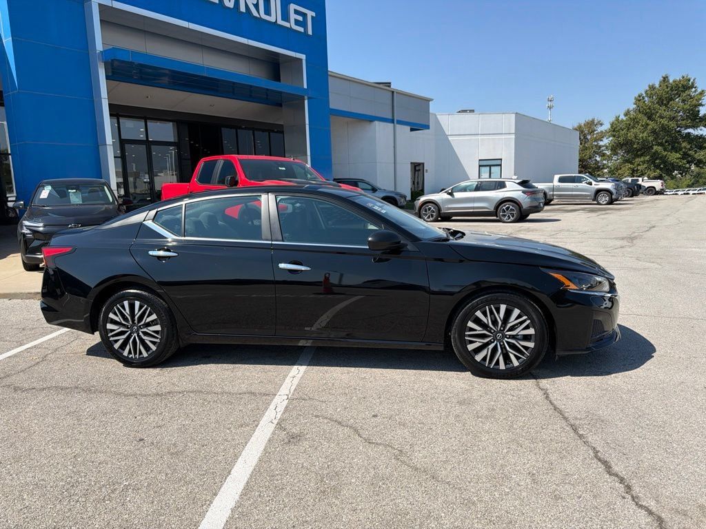Used 2025 Nissan Altima 2.5 SV FWD image 2