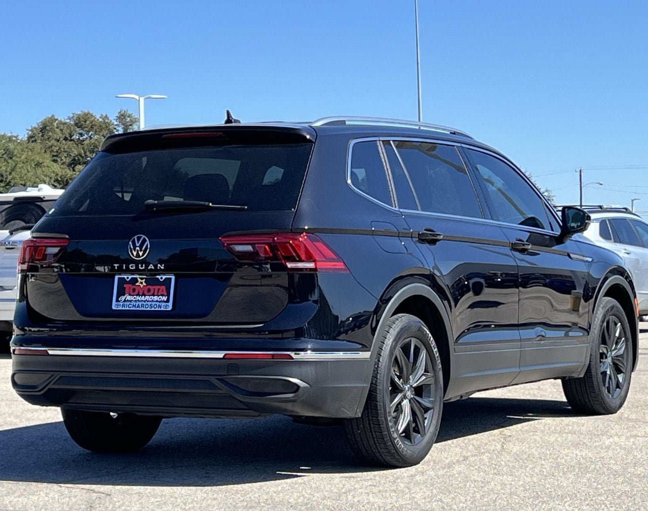 Used 2024 Volkswagen Tiguan SE w/ Panoramic Sunroof Package FWD image 4