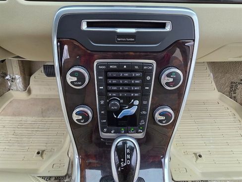 Used 2015 Volvo XC70 T6 Platinum w/ Protection Package image 42