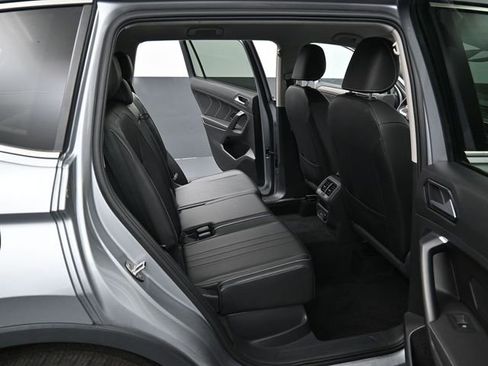 Used 2022 Volkswagen Tiguan SE image 33