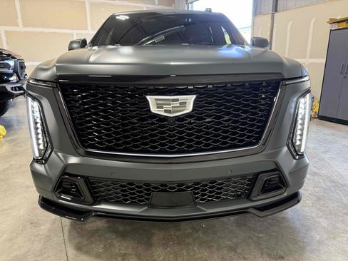 Used 2025 Cadillac Escalade V w/ LPO, ONYX Package image 53