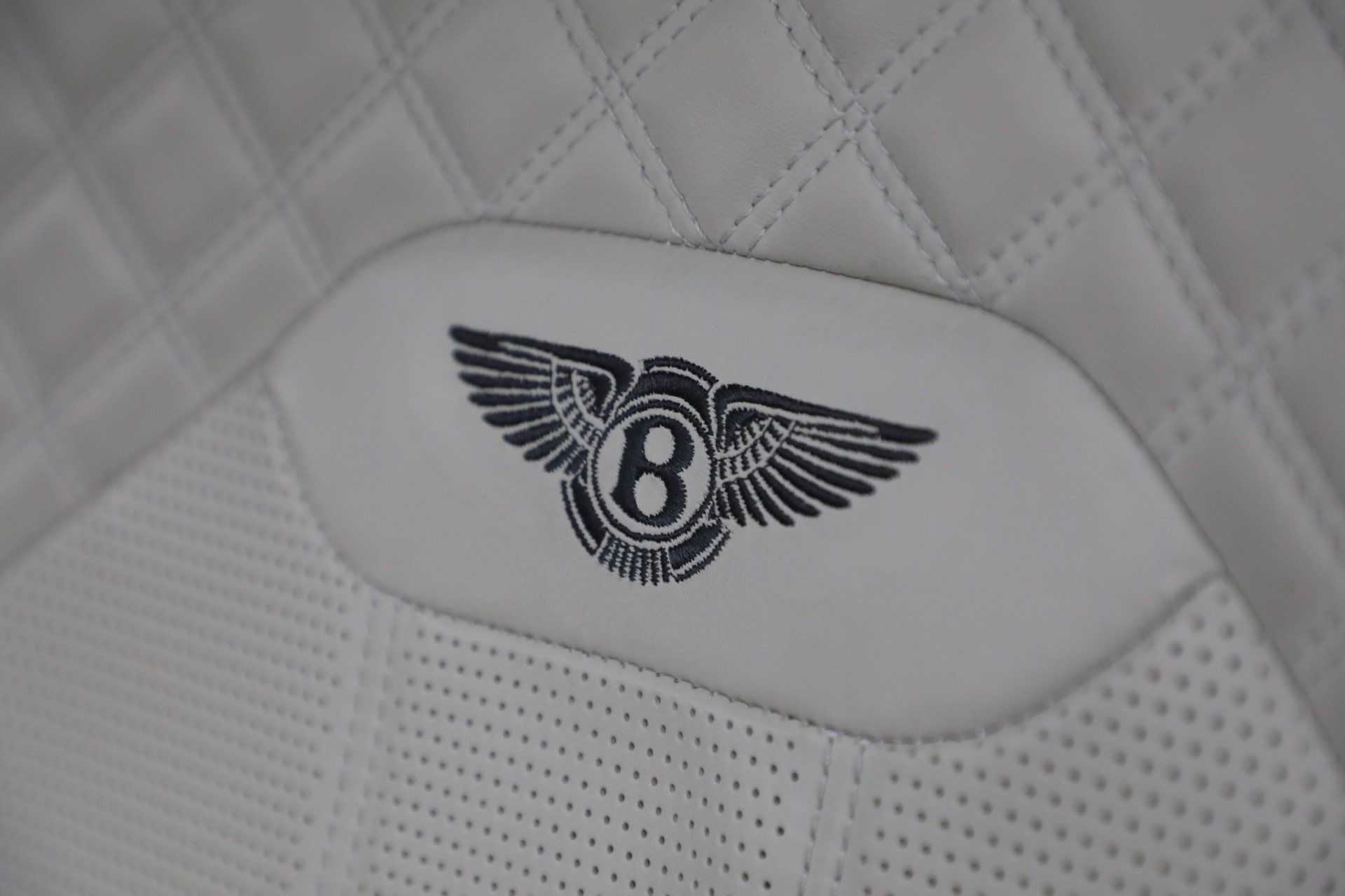 Certified 2022 Bentley Bentayga AWD/4WD image 33