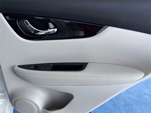 Used 2022 Nissan Rogue Sport SL w/ Premium Package image 32