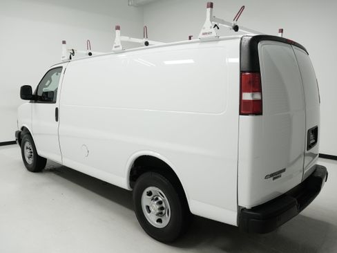 Used 2021 Chevrolet Express 3500 w/ Driver Convenience Package RWD image 4