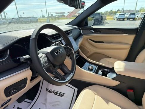 New 2025 Jeep Grand Cherokee Limited w/ Luxury Tech Group II image 7