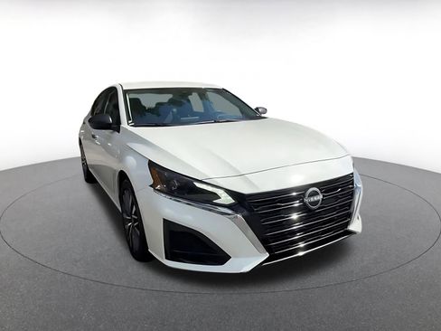 Used 2025 Nissan Altima 2.5 SV image 3