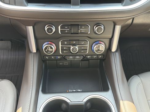 Used 2024 GMC Yukon SLT w/ SLT Luxury Package image 31