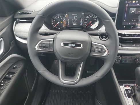 Used 2023 Jeep Compass Latitude image 13