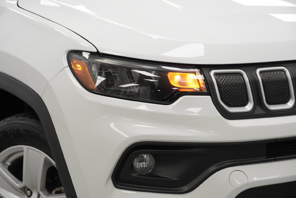 Used 2022 Jeep Compass Latitude FWD image 9